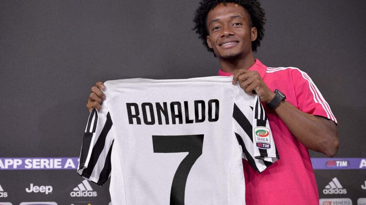 Juan Guillermo Cuadrado con la camiseta que usará Cristiano Ronaldo.