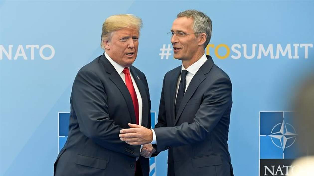 El presidente de los Estados Unidos, Donald J. Trump (i), saluda al secretario general de la OTAN, Jens Stoltenberg (d), a su llegada a la cumbre de jefes de estado de la OTAN en Bruselas