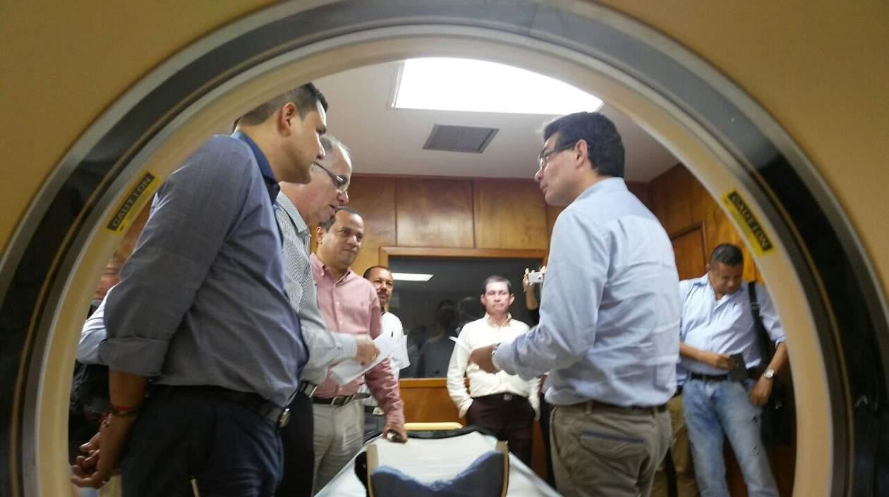 El ministro de Salud, Alejandro Gaviria, acompañado por directivos del sector salud del Atlántico en la entrega del tomógrafo en marzo de 2016.