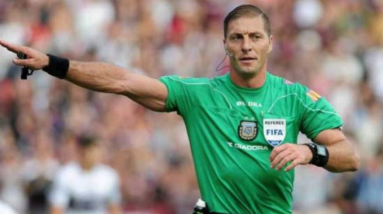  Néstor Pitana, árbitro argentino.