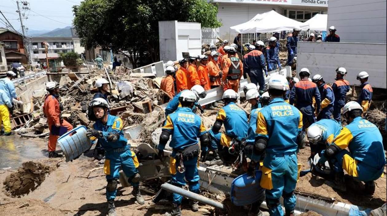 Las Fuerzas de Autodefensa (Ejército), la policía y los bomberos continúan hoy las labores de salvamento.