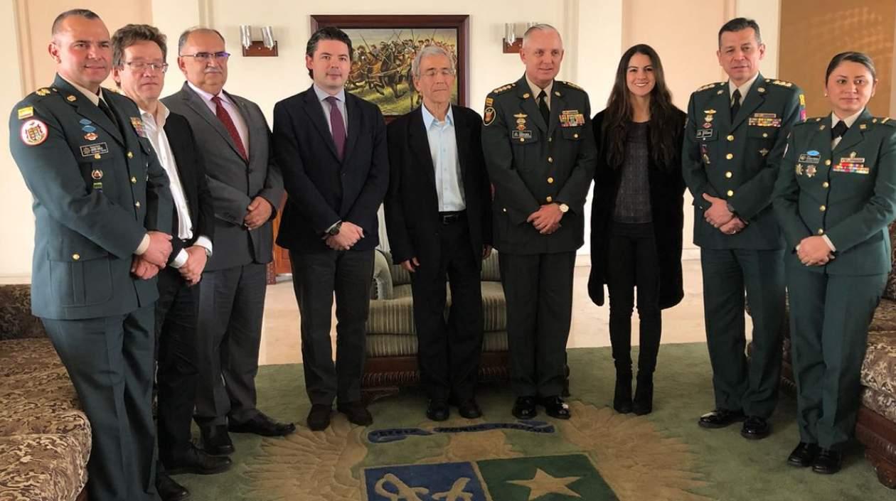Delegados del Ministerio de Defensa y la Comisión de la Verdad. 
