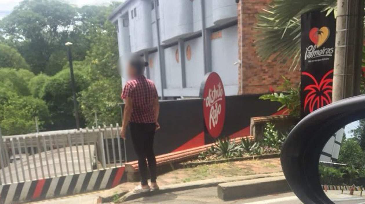 Una mujer fue fotografiada varias veces como esperando la salida de alguien de un motel.