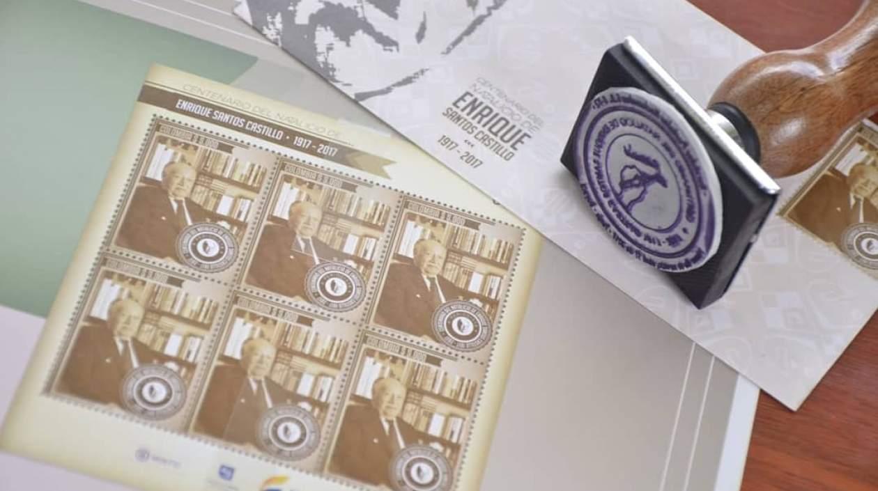 Esta es la estampilla en homenaje a Enrique Santos Castillo. 