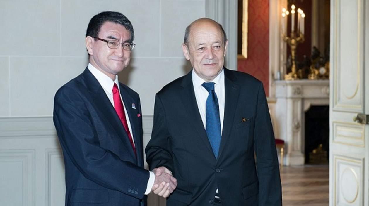 El ministro de Asuntos Exteriores, Jean-Yves Le Drian, y su homólogo nipón, Taro Kono.
