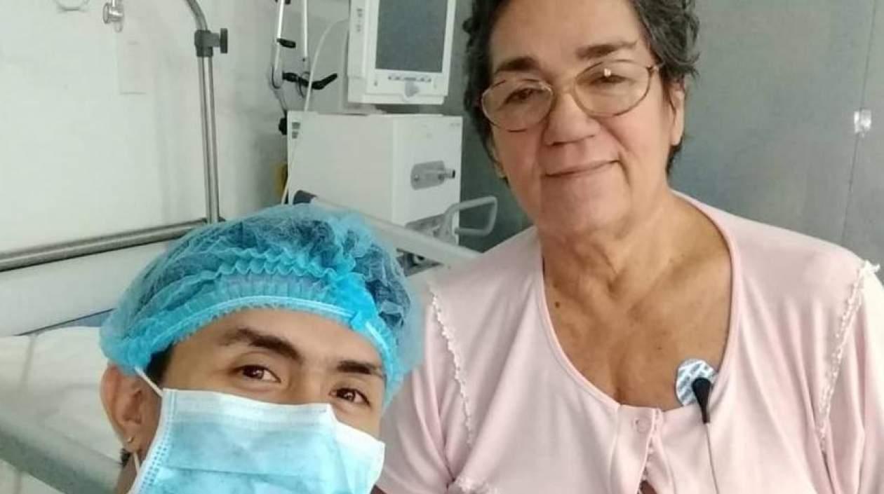 Jossimar Calvo junto a su mamá, Nohora Moreno Montessu.