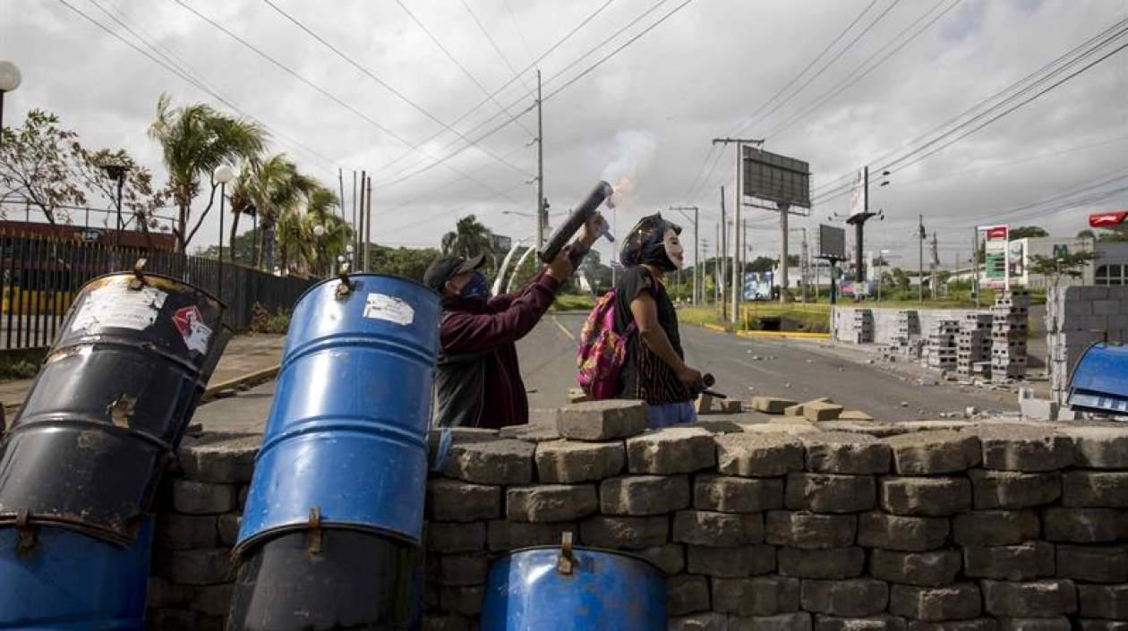 Manifestantes custodian una barricada en los alrededores de la Universidad Nacional Autónoma de Nicaragua.
