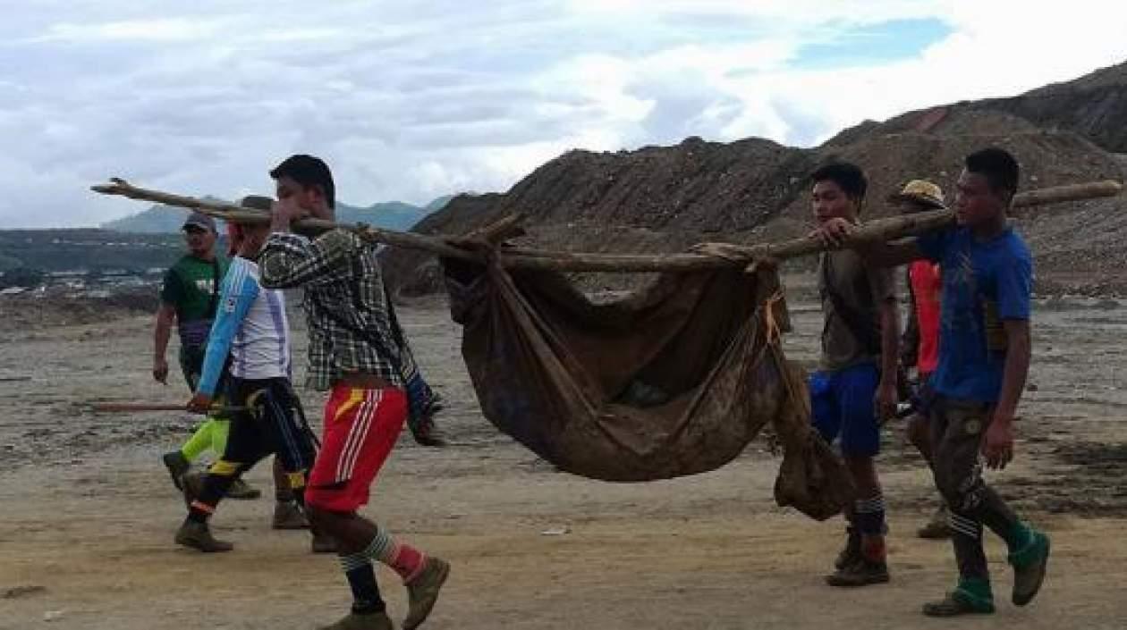 Rescate de uno de los heridos en Birmania.