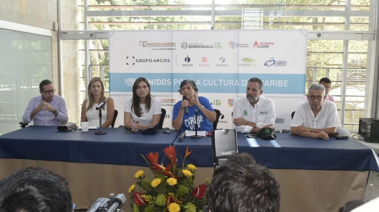 Carmen Arévalo, directora del Museo del Caribe, la acompañan los secretarios de cultura de Atlántico y Barranquilla.