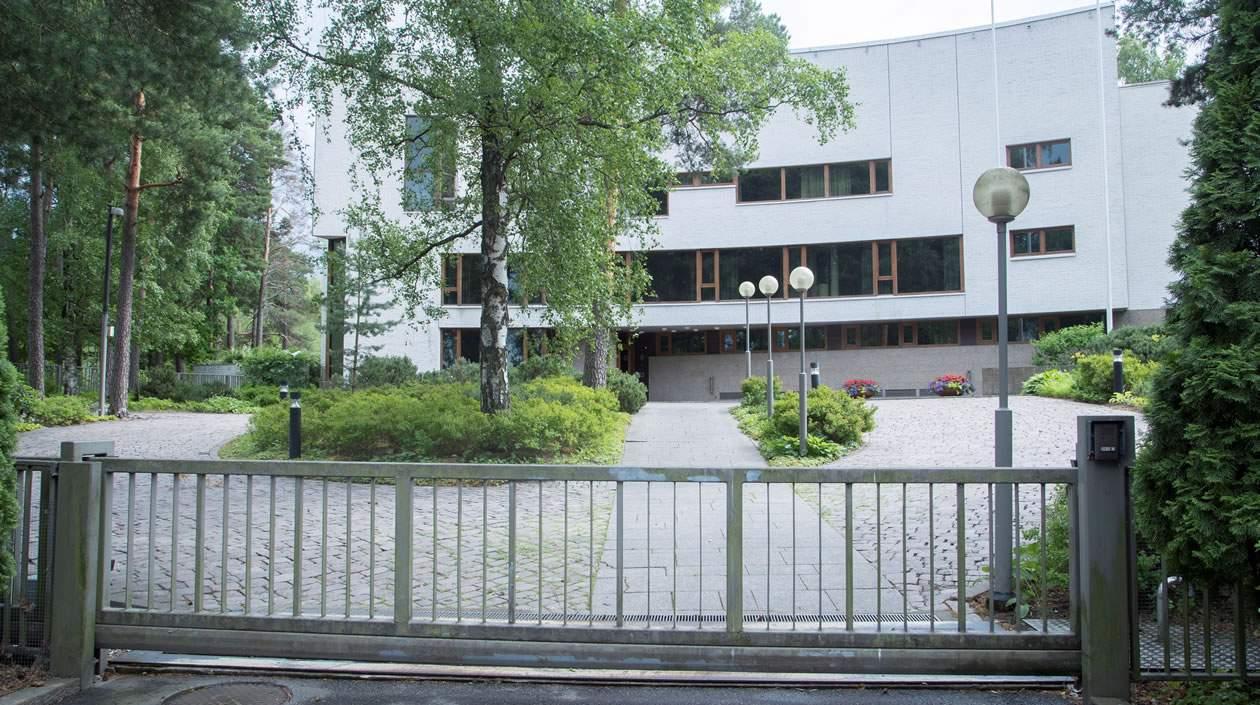 Vista general de la entrada de la casa de huéspedes finlandesa, junto al hotel Hilton Helsinki Kalastajatorppa, en Finlandia, en la que se reunirán este lunes el presidente estadounidense, Donald J. Trump, y el presidente ruso, Vladimir Putin.