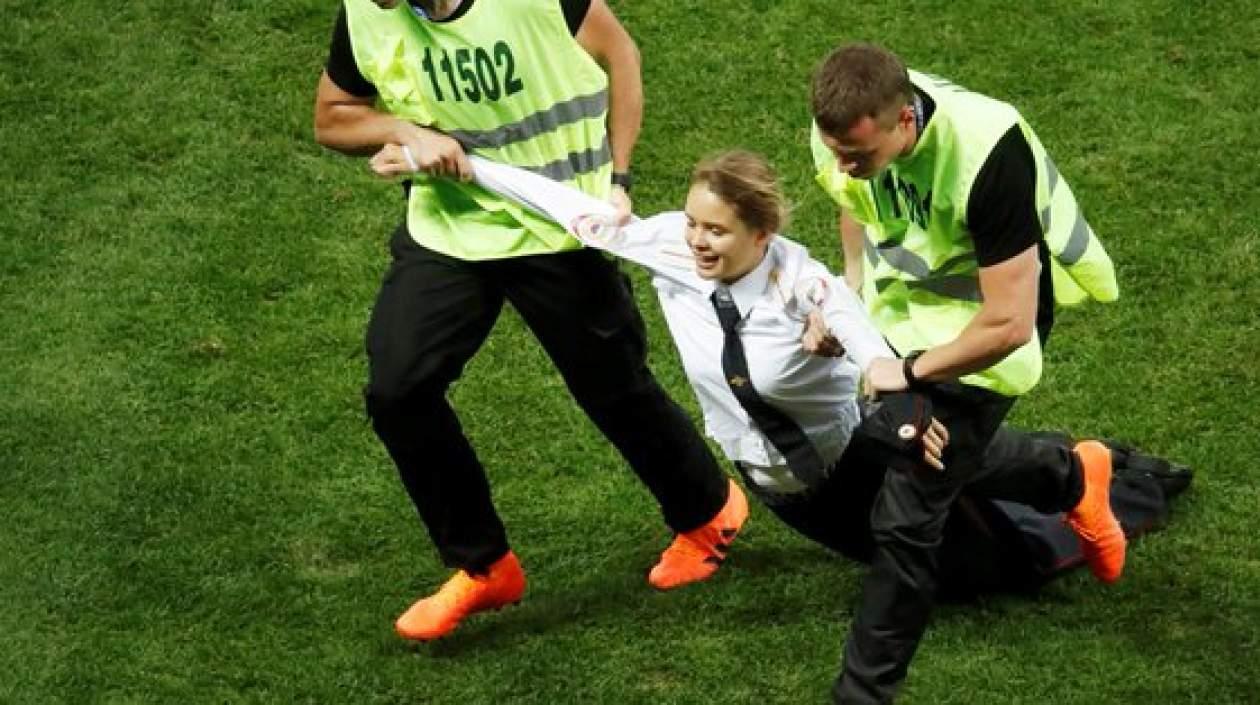 Así fue sacada una de las mujeres que invadió el campo en la final entre Francia y Croacia.