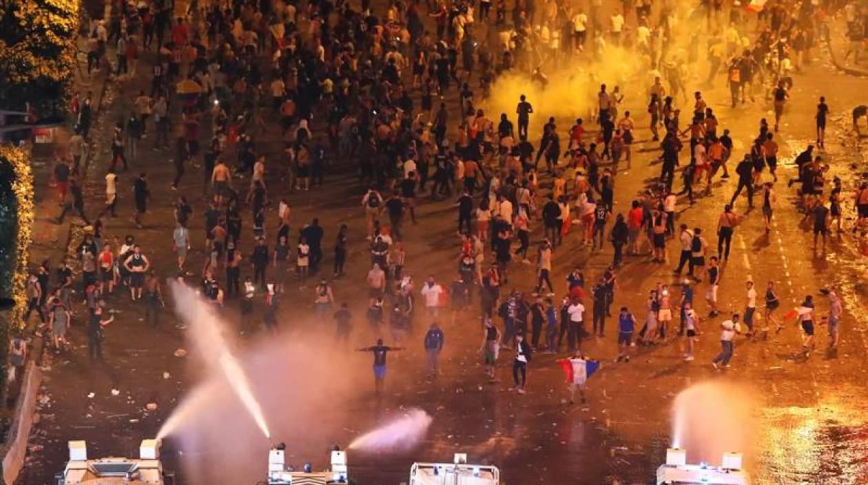 Enfrentamientos entre policías y aficionados en medio de celebración del título.