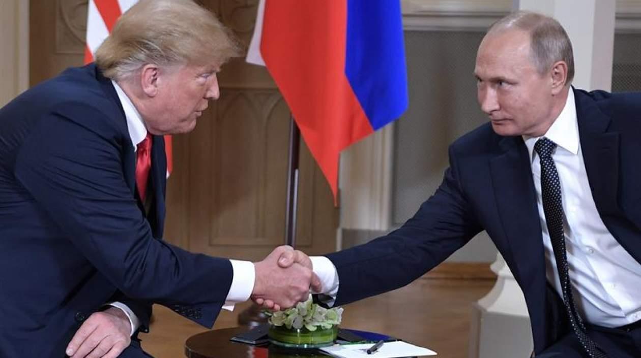 Donald Trump y Vladimir Putin estrechan sus manos durante la reunión.