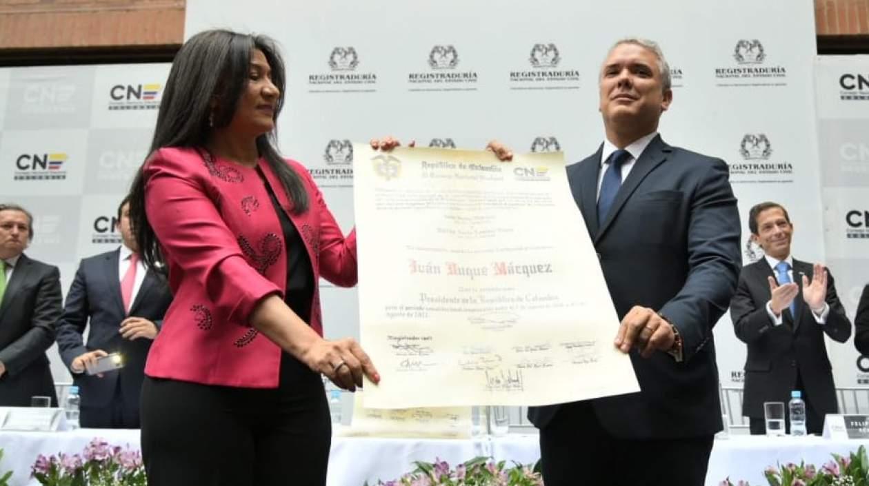 Iván Duque recibiendo su credencial como Presidente. 