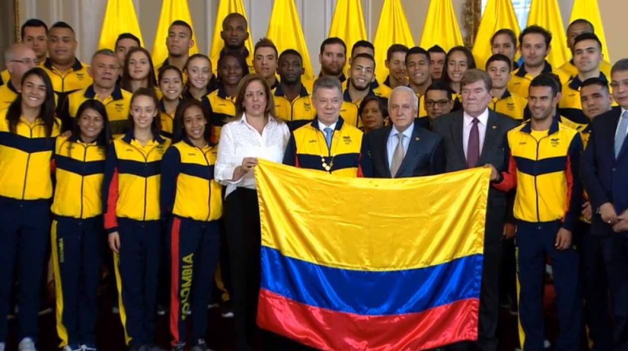  El Presidente Juan Manuel Santos, la directora de Coldeportes, el presidente del COC y la delegación.