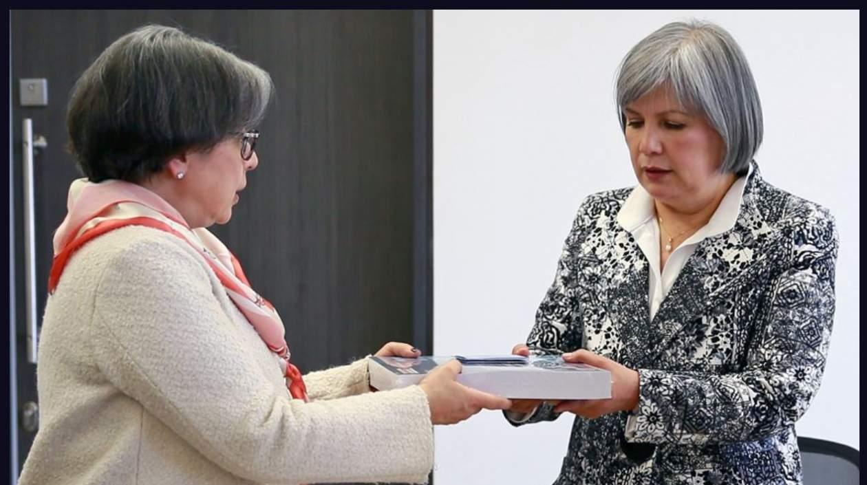 La vicefiscal María Paulina Riberos y la presidenta de la JEP, Patricia Linares.