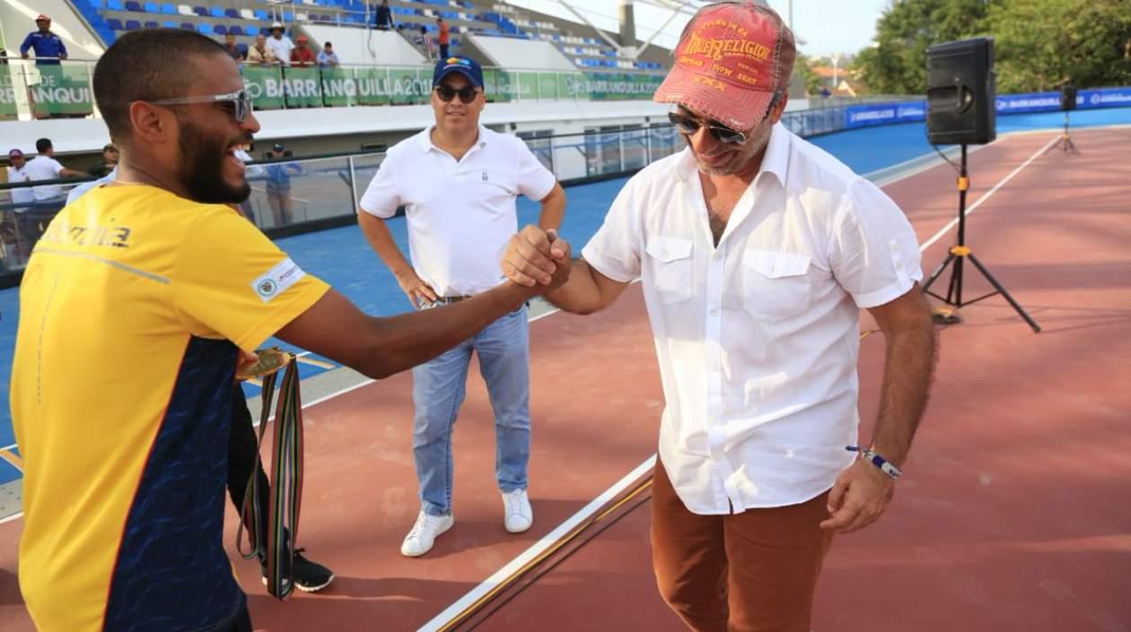 Alex Cujavante y el Alcalde Alejandro Char, en el nuevo Patinódromo.