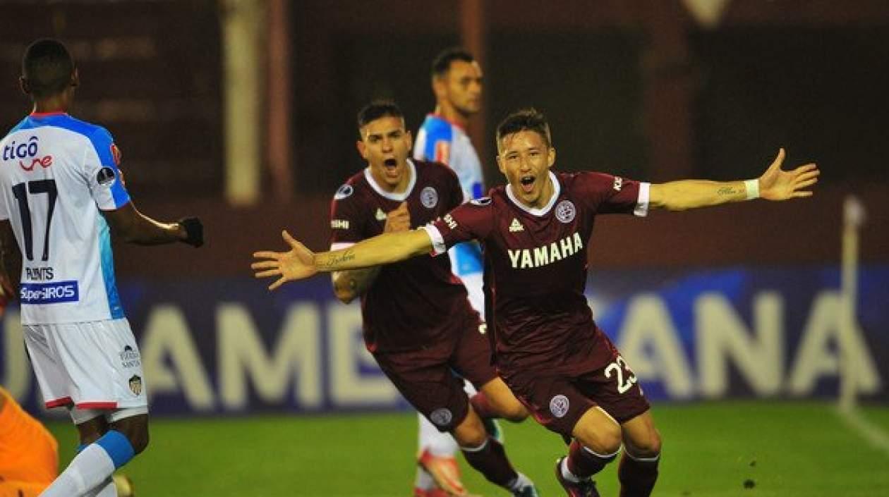 El paraguayo Rolando García Guerreño celebra el único gol de Lanús.