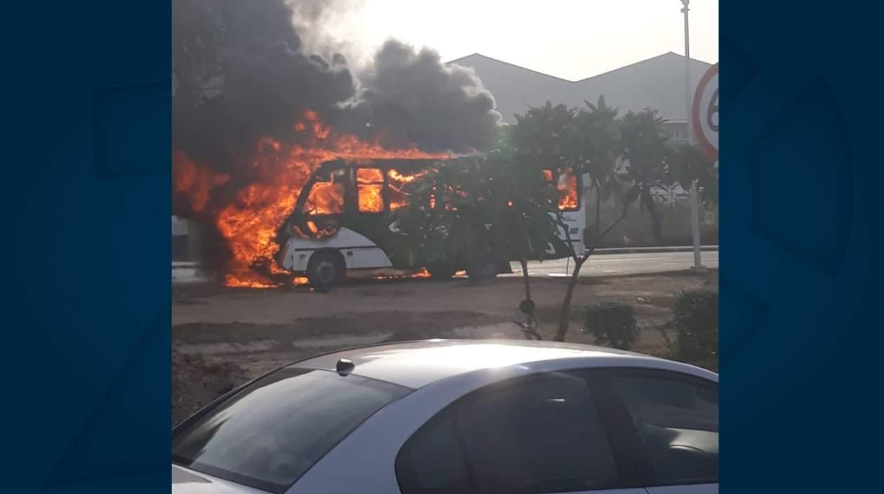 Un bus de la empresa San Carlos se incendió en la Circunvalar.