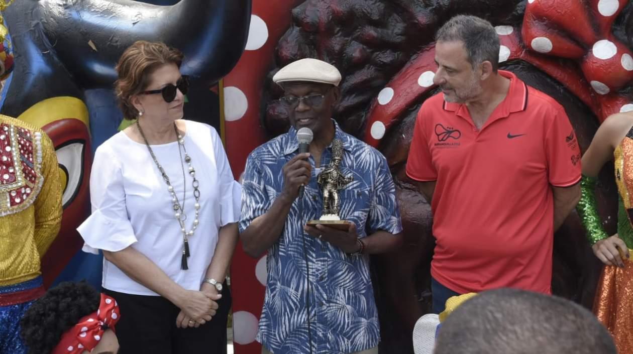 La directora del Carnaval Carla Celia, Cuco Valoy y Juan José Jaramillo, secretario de Cultura.