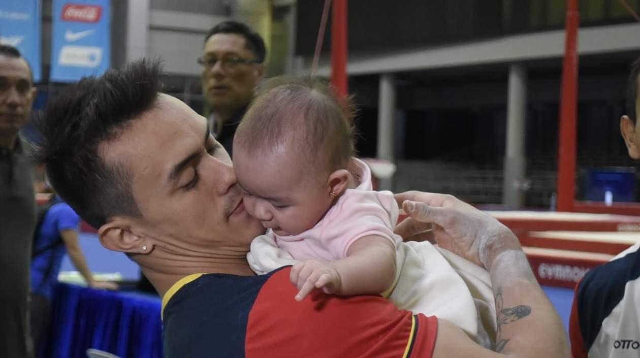 Jossimae Calvo carga a su hija. 