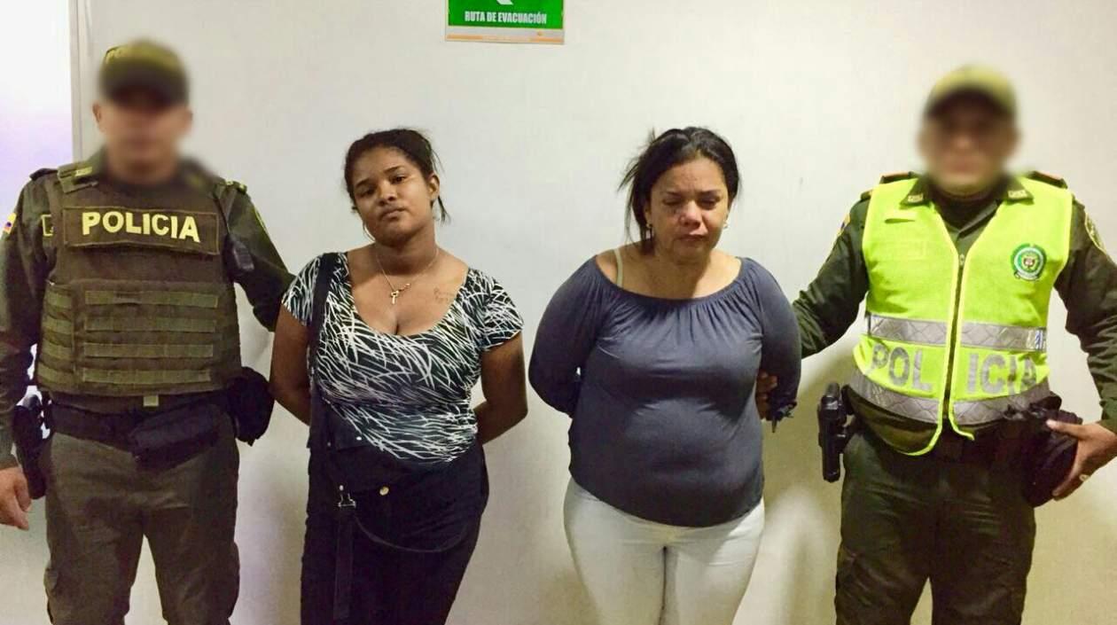 Las dos mujeres capturadas en el cementerio.