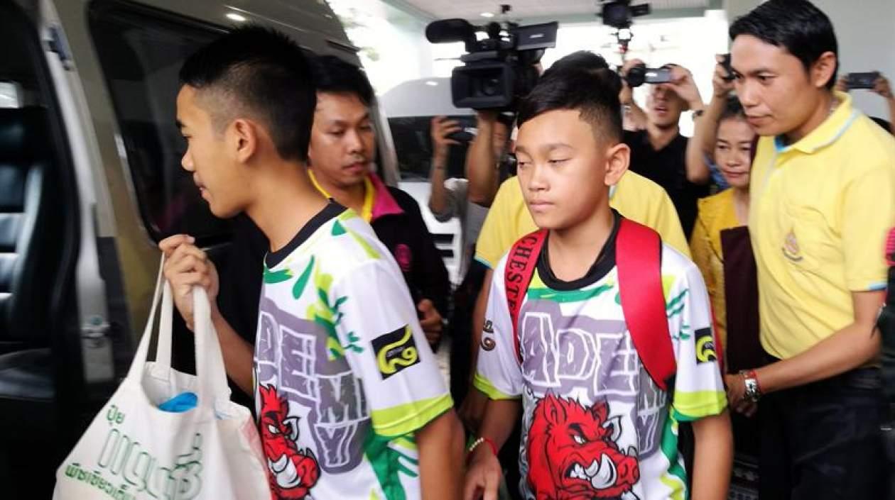 Dos de los adolescentes rescatados saliendo del hospital.