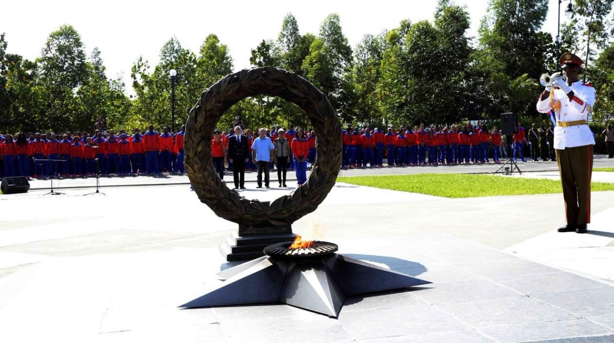 Delegación cubana hace juramente ante la tumba de Fidel Castro. 