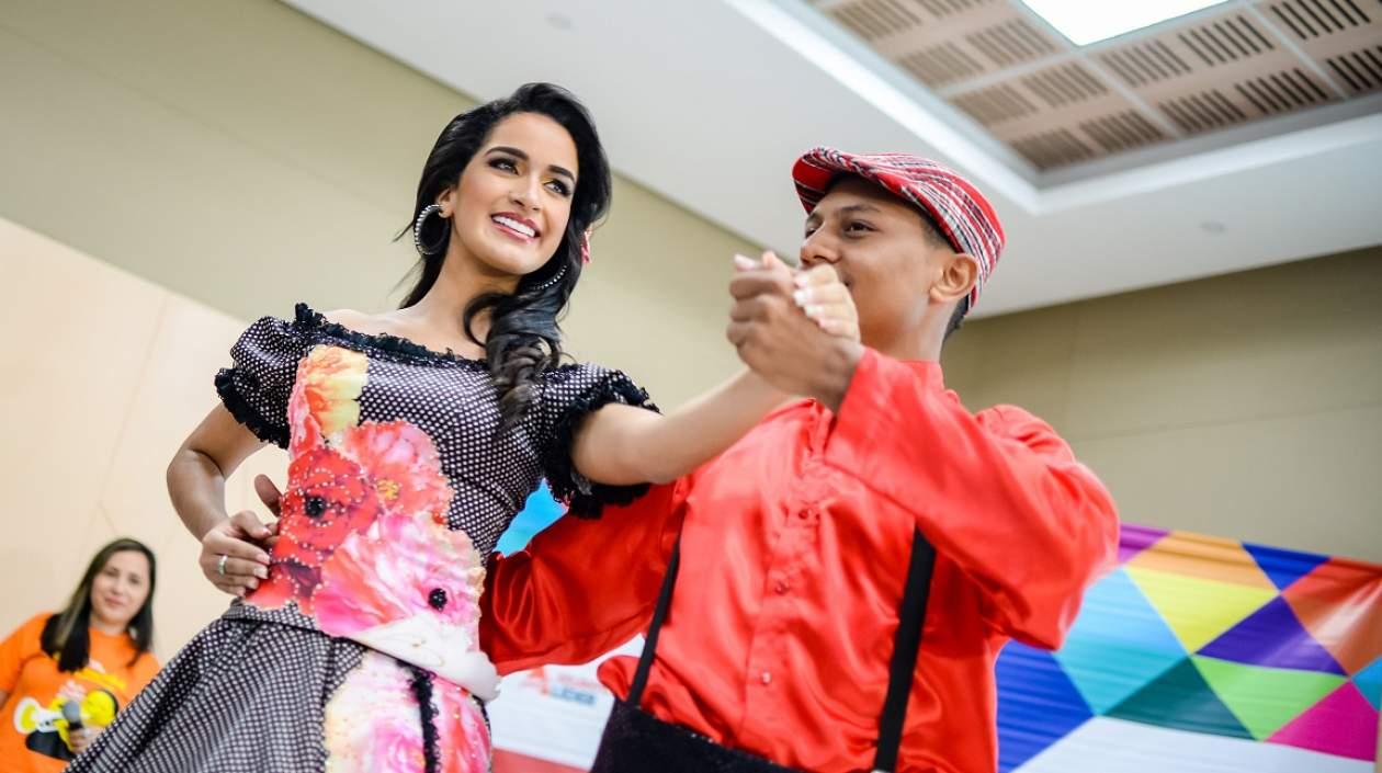Pareja baila a ritmo del merecumbé.