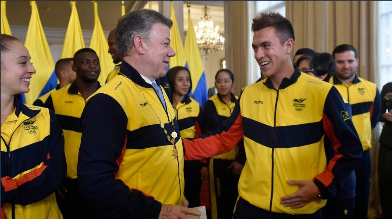 El Presidente Santos durante la entrega del Pabellón Nacional, el lunes.