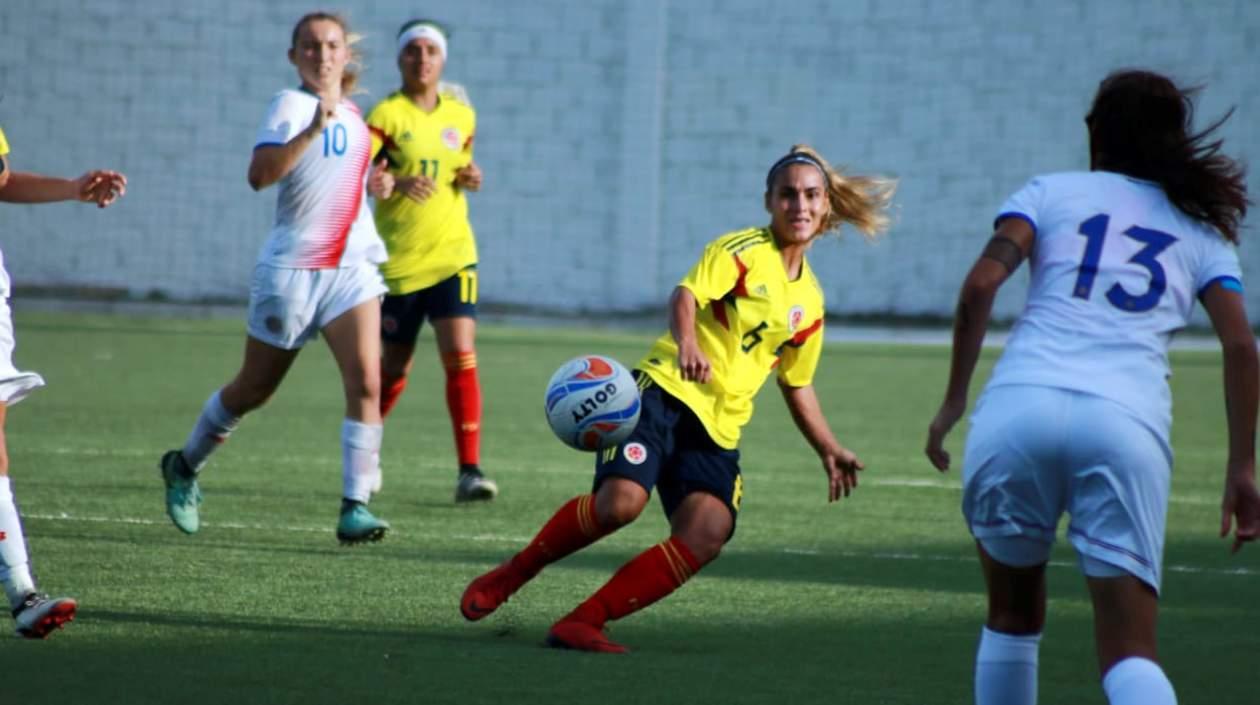 Momentos del partido en el estadio Moderno. 
