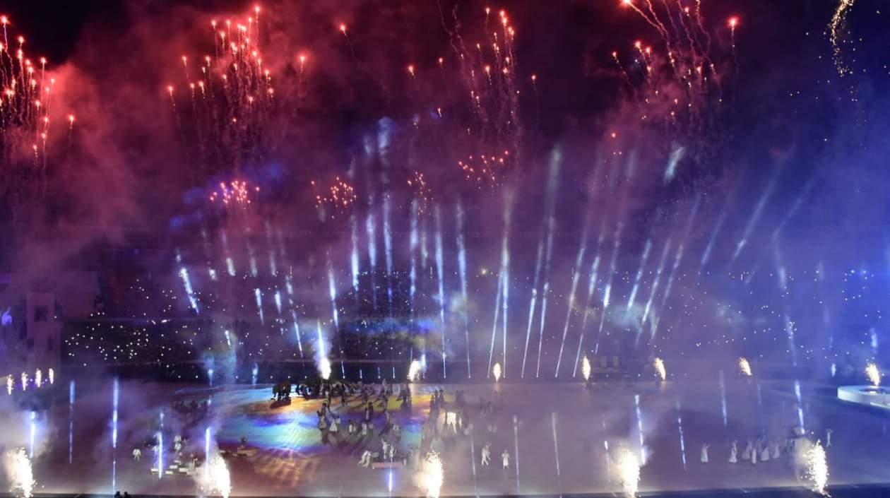 Juego de luces y pirotécnicos durante la inauguración. 