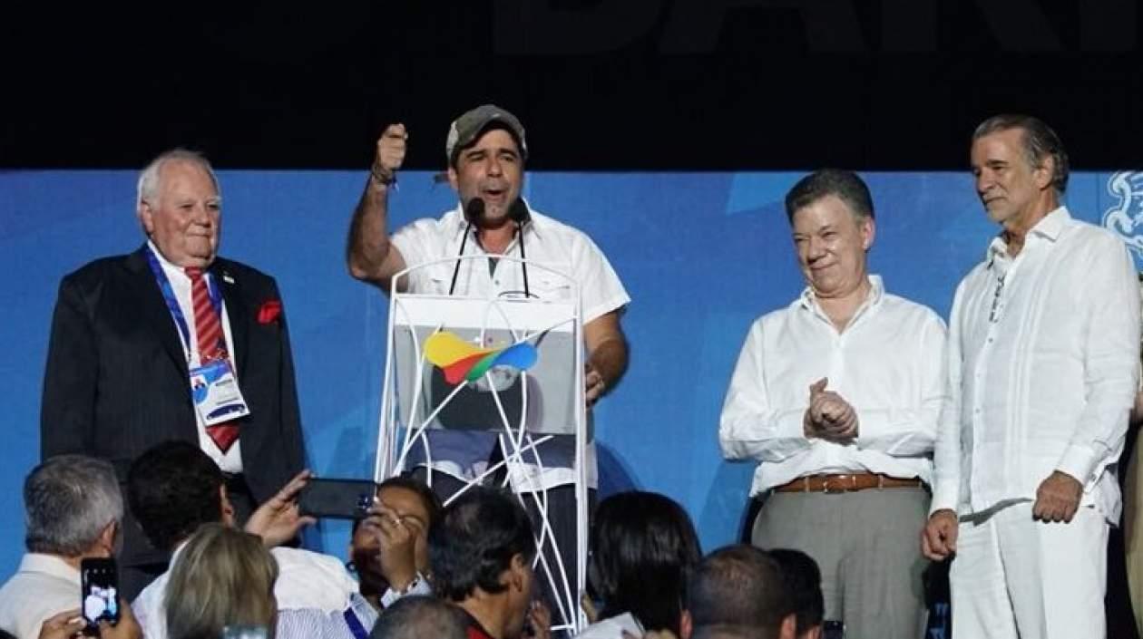 Alejandro Char, alcalde de Barranquilla, lo acompañan en la foto el Presidente Santos, el Gobernador Verano y el Presidente de Odecabe.