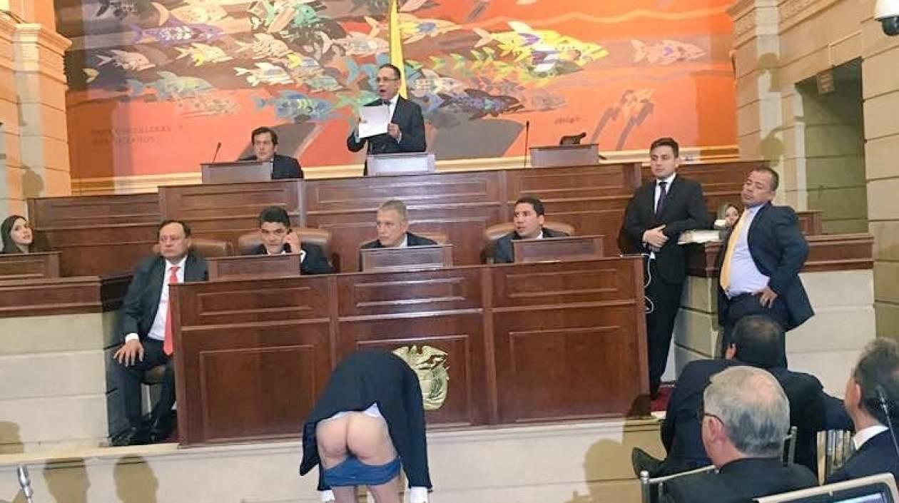 El congresista se bajó los pantalones porque no le prestaban atención a Efraín Cepeda