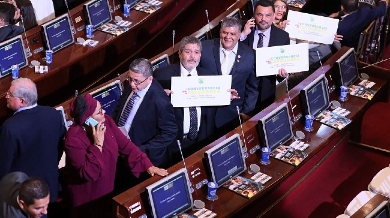  Victoria Sandino (i), Pablo Catatumbo (2-i) y Luis Alberto Albán (c) asisten a la instalación del Congreso