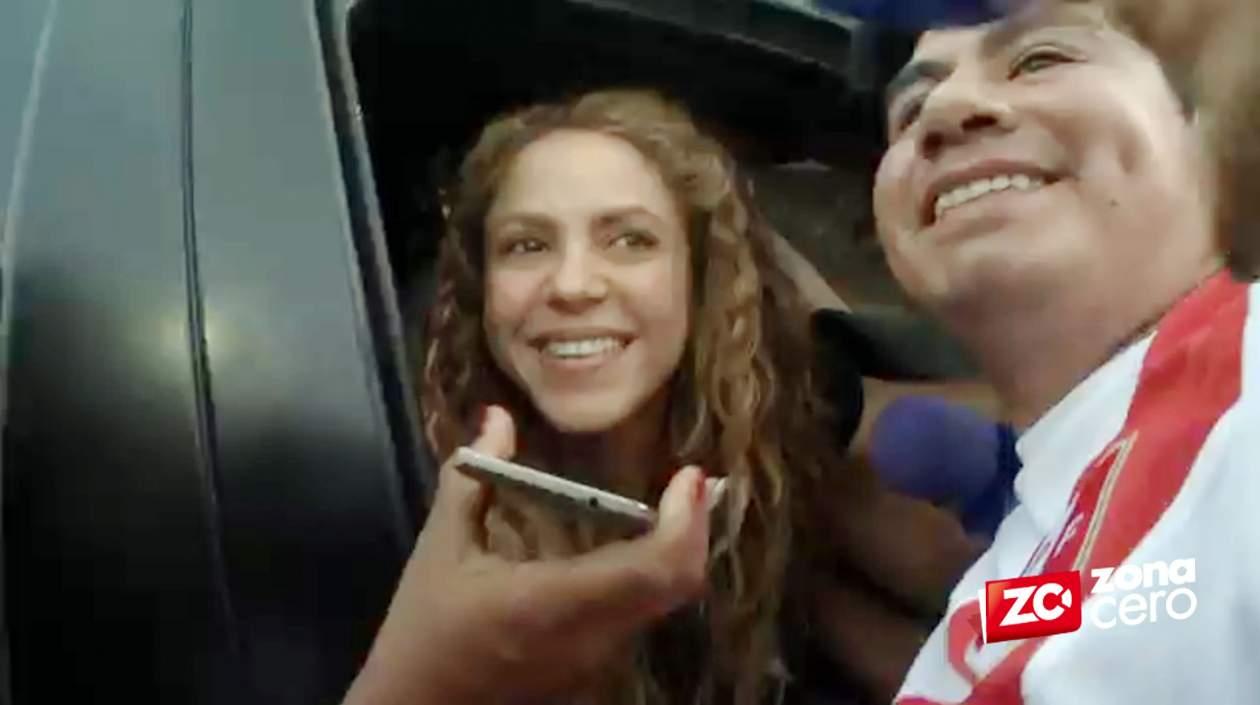 Shakira saluda a José Víctor Vergara, un peruano que llegó a verla.
