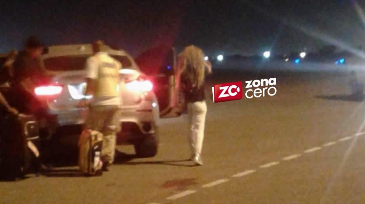La cantante Shakira en la pista del aeropuerto.