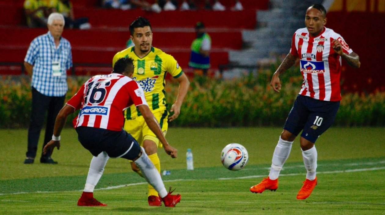 Sherman Cárdenas, de Bucarmanga, ante Jarlan Barrera y Johan Bocanegra de Junior.