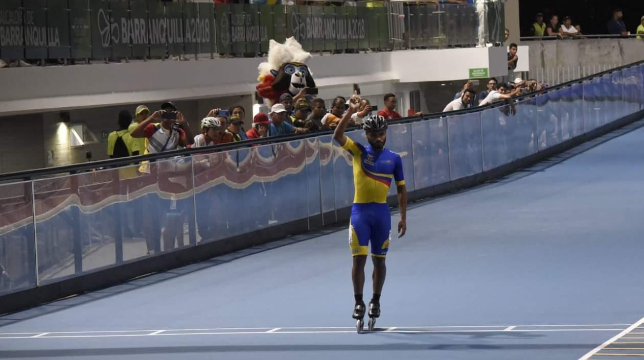 Álex Cujavante pasa en solitario la meta para ganar. 