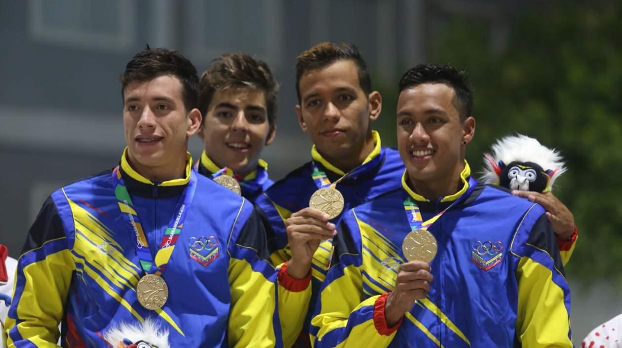 Atletas que muestran sus medallas ganadas. 