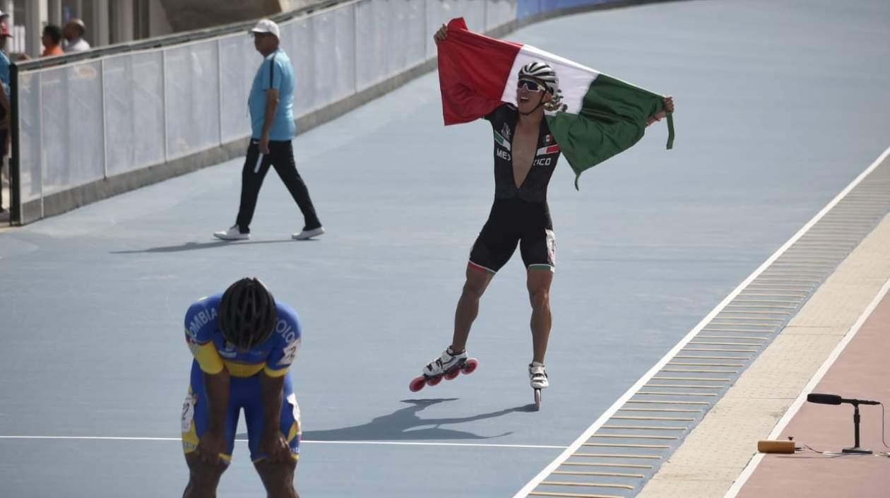 Jorge Luis Martínez celebra su medalla de oro. 