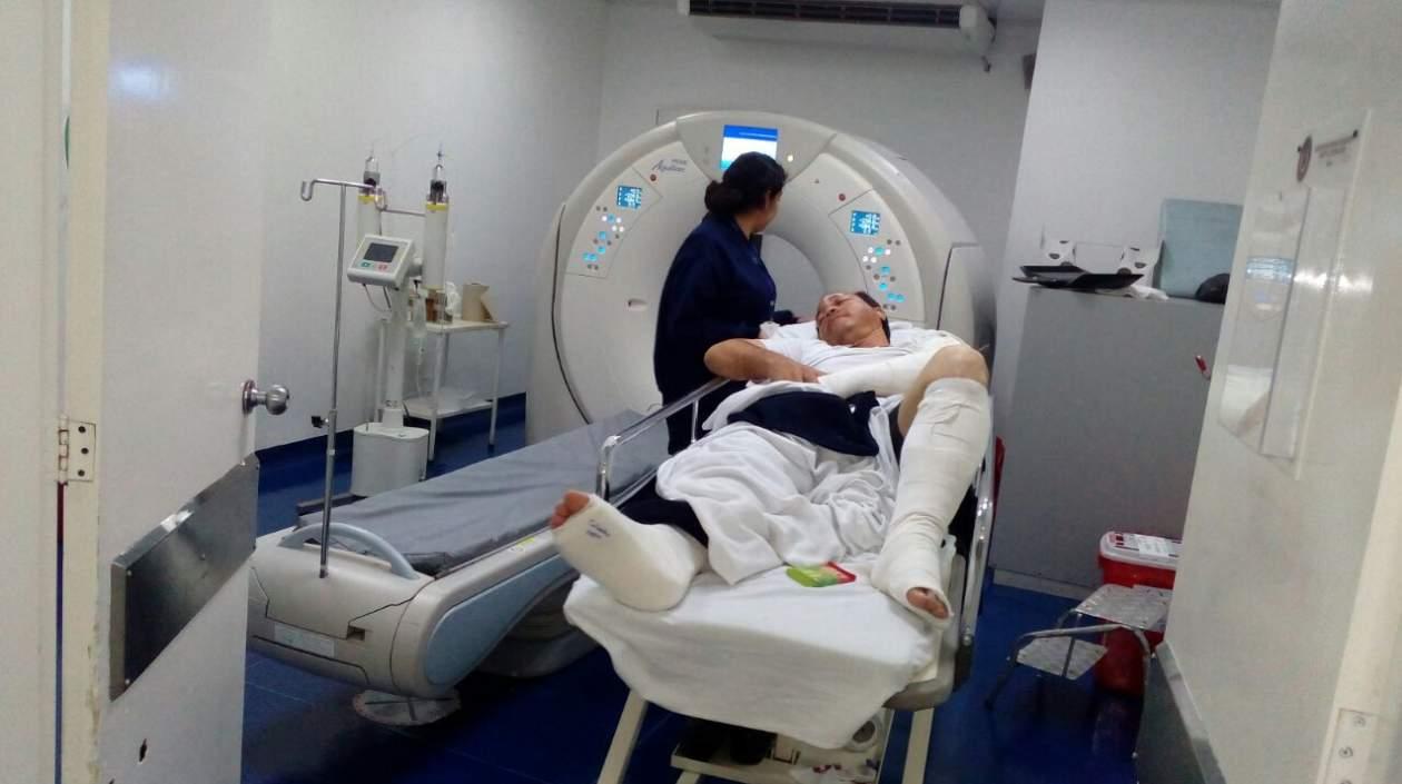 El periodista Óscar Rosales en una clínica de Bogotá.