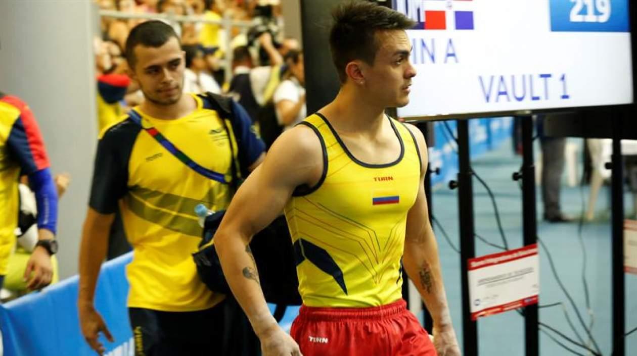 Jossimar Calvo retirándose de la competencia. 