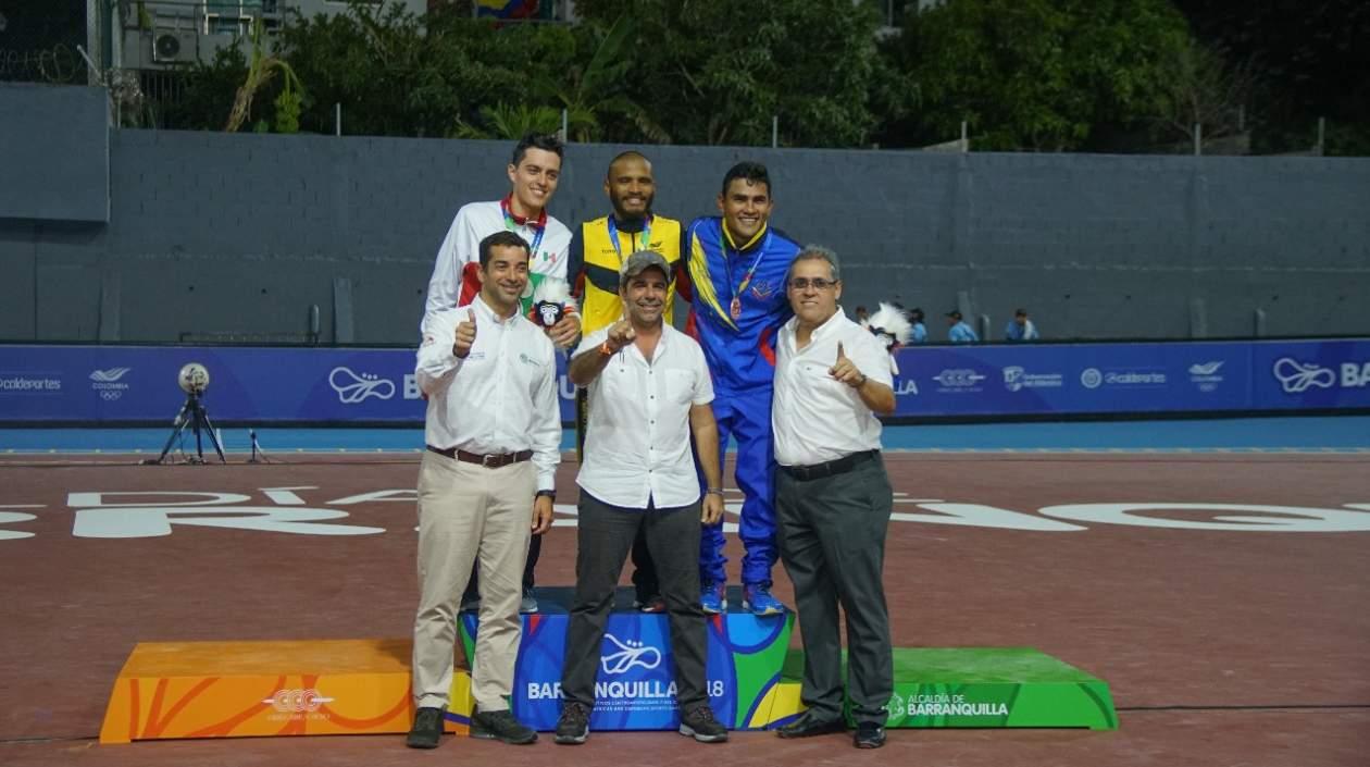 El Alcalde Alejandro Char posó con Cujavante y los demás medallistas. 