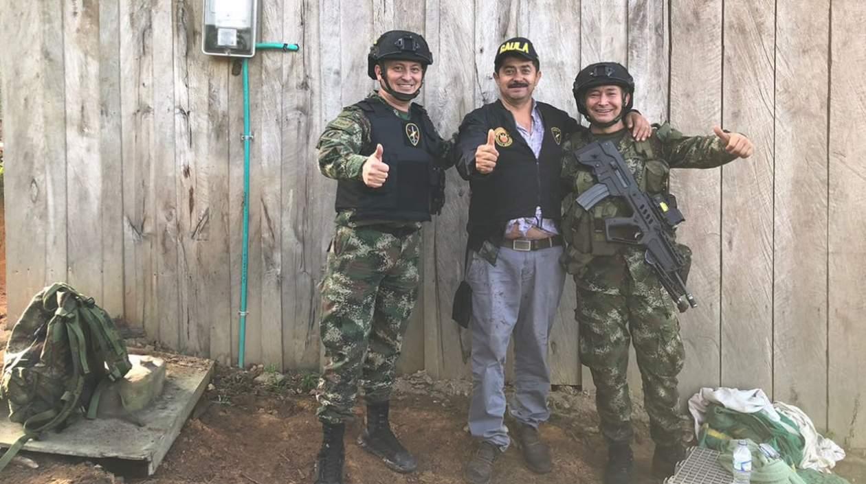 Marco Tulio Cáceres, el comerciante rescatado por el Ejército, saluda alegre al recobrar su libertad.