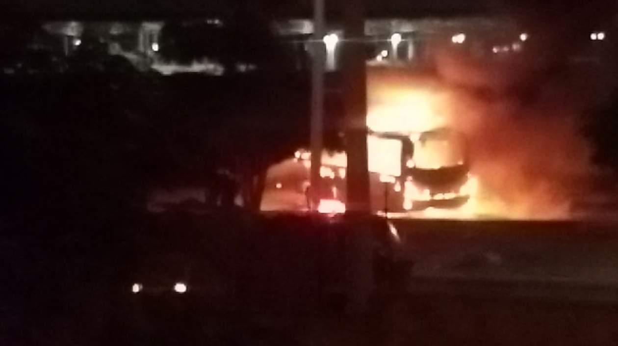 Momento en el que el bus se incendiaba. 