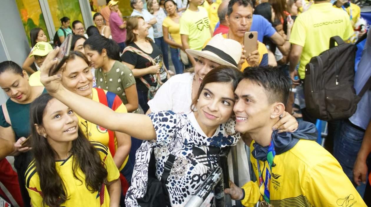 Jossimar Calvo se toma fotos con los aficionados. 