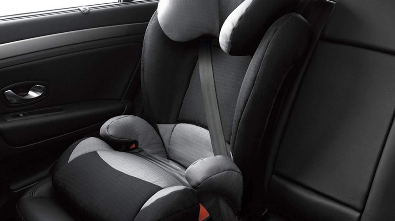 Silla para bebé en el interior de un vehículo.