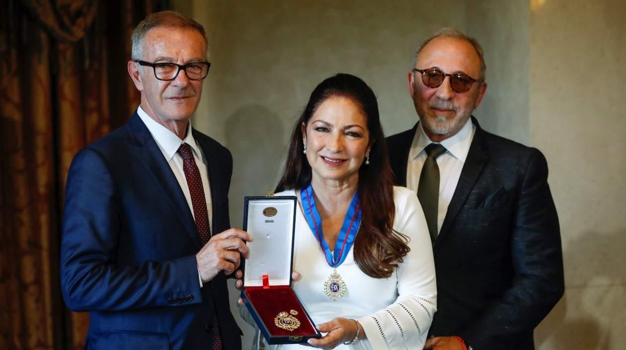 El ministro de Cultura José Guirao (i), la cantante, compositora y actriz cubano-estadounidense, Gloria Estefan, y el músico y, productor y marido de la cantante Emilio Estefan, durante la entrega de la Medalla de Oro de las Bellas Artes