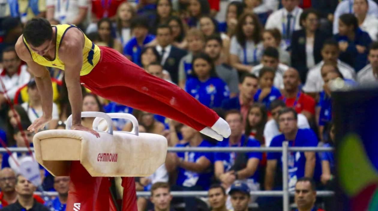 Jossimar Calvo realiza su rutina de potro. 